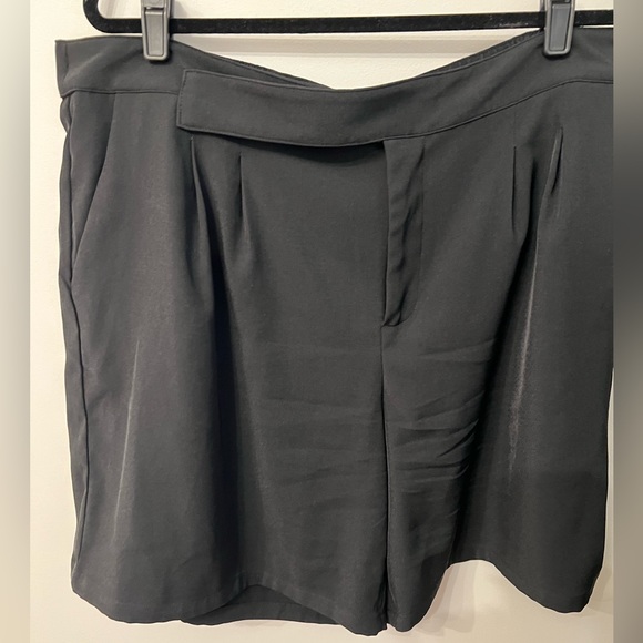 Last Chance! Worn 1X! Future Collective x Target Black Pleat Front Shorts, Sz 18 - Picture 1 of 6